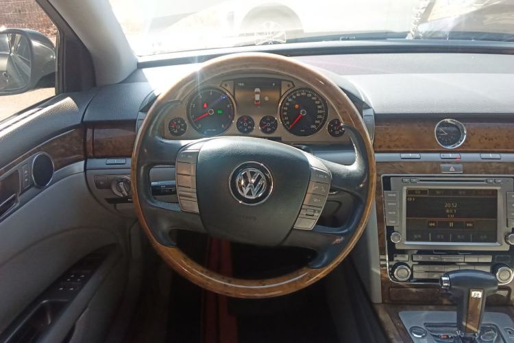 Used Volkswagen Phaeton 2011 3.6L V6 5-Seater Extended Comfort Version Steering Wheel