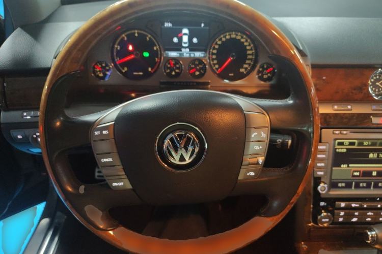 Used Volkswagen Phaeton 2011 4.2L V8 4-seat Extended-Range Individual Edition Steering Wheel