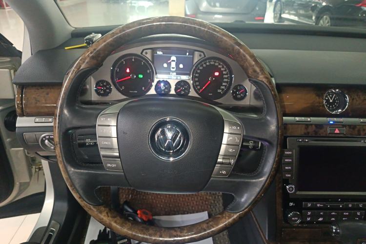Used Volkswagen Phaeton 2011 4.2L V8 4-seat Extended-Range Individual Edition Steering Wheel