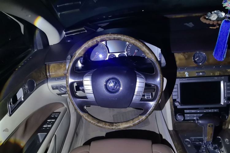 Used Volkswagen Phaeton 2011 3.6L V6 5-Seater Extended Business Edition Steering Wheel