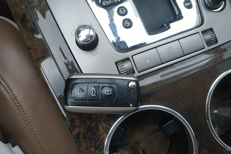 Used Volkswagen Phaeton 2011 3.6L V6 4-Seater Extended-Length Individual Edition Vehicle Key