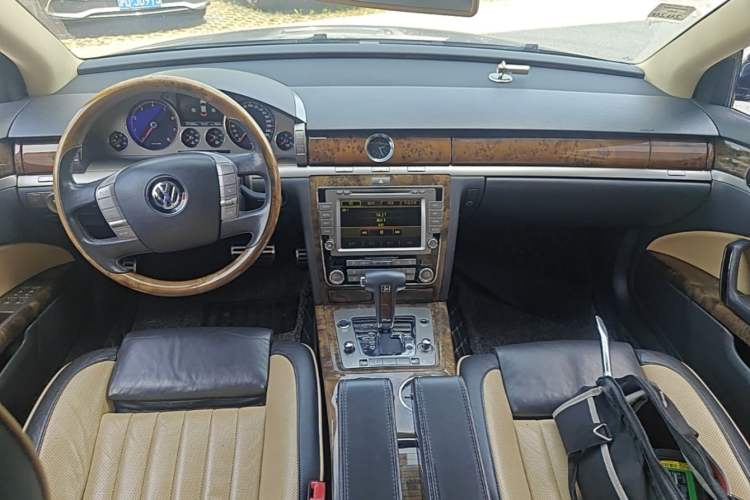 Used Volkswagen Phaeton 2011 4.2L V8 4-seat Extended-Range Individual Edition Center Console