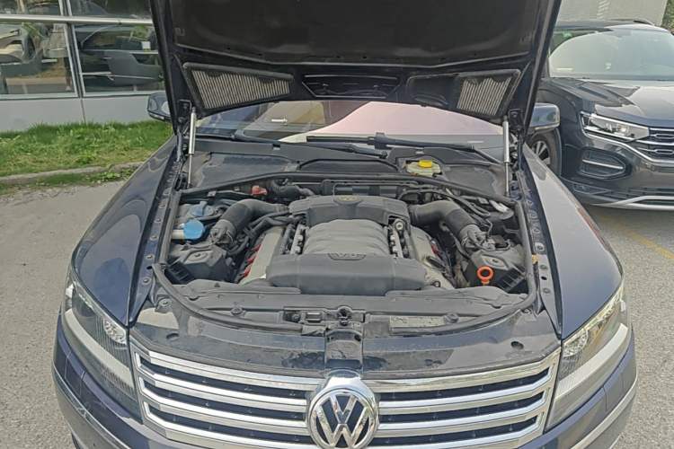 Used Volkswagen Phaeton 2011 4.2L V8 4-seat Extended-Range Individual Edition Engine Bay