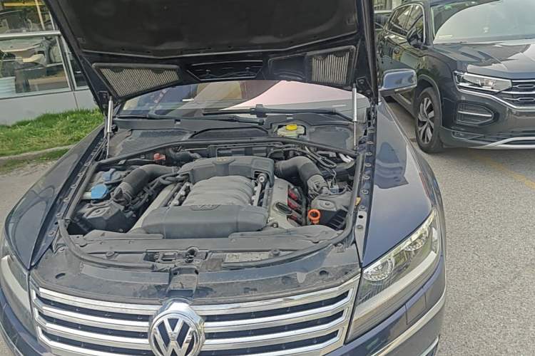 Used Volkswagen Phaeton 2011 4.2L V8 4-seat Extended-Range Individual Edition Engine Bay Left