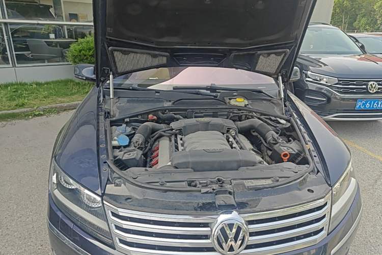 Used Volkswagen Phaeton 2011 4.2L V8 4-seat Extended-Range Individual Edition Engine Bay Right