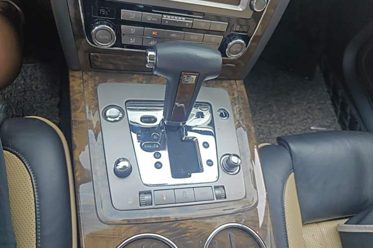 Used Volkswagen Phaeton 2011 4.2L V8 4-seat Extended-Range Individual Edition Gear Lever