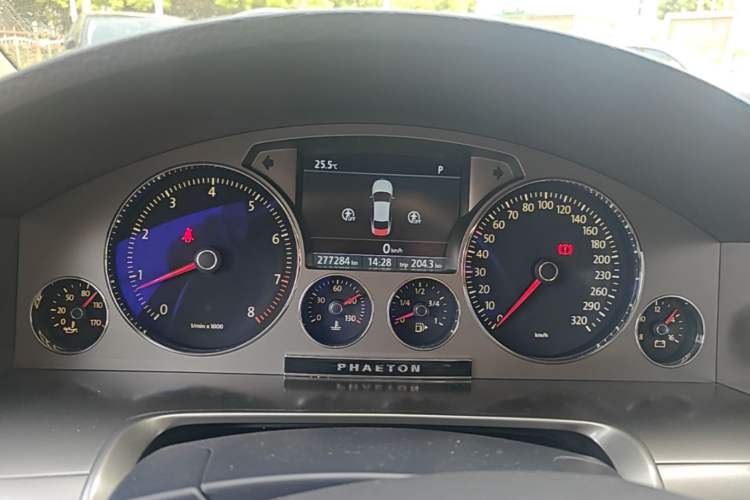 Used Volkswagen Phaeton 2011 4.2L V8 4-seat Extended-Range Individual Edition Instrument Cluster