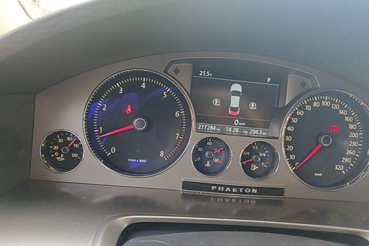 Used Volkswagen Phaeton 2011 4.2L V8 4-seat Extended-Range Individual Edition Odometer Close Up