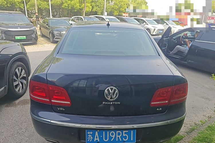 Used Volkswagen Phaeton 2011 4.2L V8 4-seat Extended-Range Individual Edition Rear