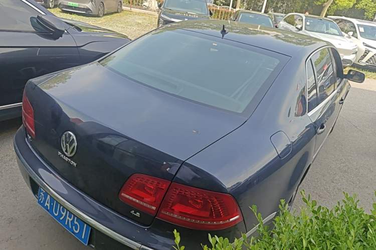 Used Volkswagen Phaeton 2011 4.2L V8 4-seat Extended-Range Individual Edition Rear Right 45 Deg