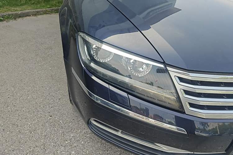 Used Volkswagen Phaeton 2011 4.2L V8 4-seat Extended-Range Individual Edition Right Front Headlight