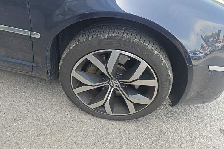 Used Volkswagen Phaeton 2011 4.2L V8 4-seat Extended-Range Individual Edition Right Front Wheel Hub