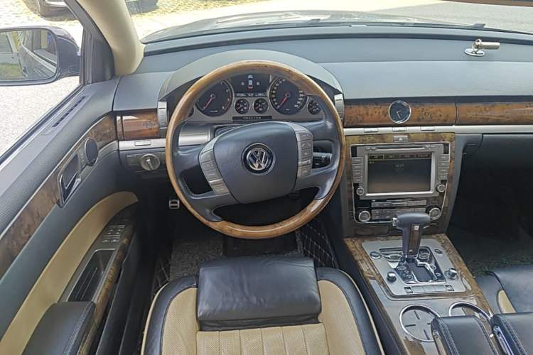 Used Volkswagen Phaeton 2011 4.2L V8 4-seat Extended-Range Individual Edition Steering Wheel