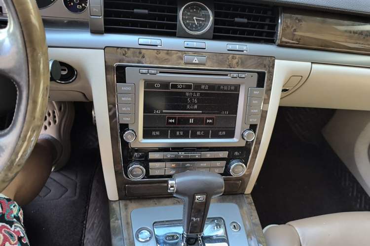 Used Volkswagen Phaeton 2011 3.6L V6 4-Seater Extended-Length Individual Edition Audio And AC Panel
