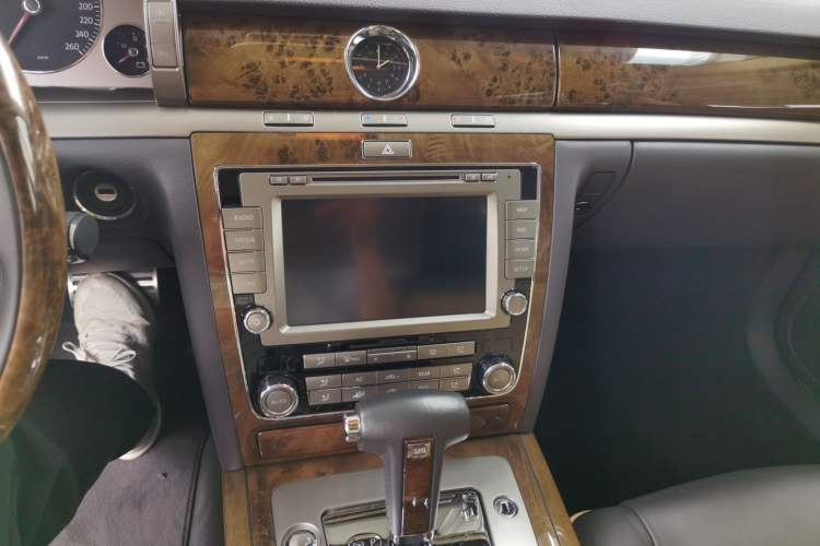 Used Volkswagen Phaeton 2011 3.6L V6 4-Seater Extended-Length Individual Edition Audio And AC Panel