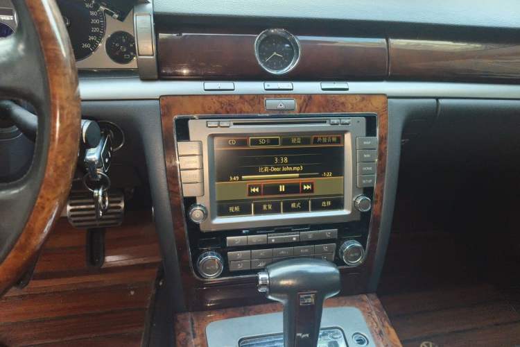 Used Volkswagen Phaeton 2011 3.6L V6 5-Seater Extended Comfort Version Audio And AC Panel