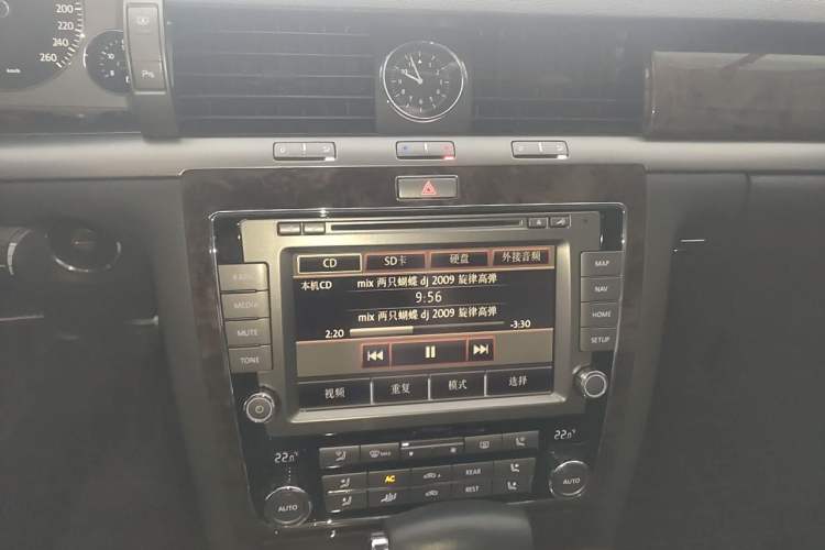 Used Volkswagen Phaeton 2011 3.6L V6 4-Seater Extended-Length Individual Edition Audio And AC Panel
