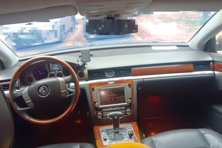 Used Volkswagen Phaeton 2011 3.6L V6 5-Seater Extended Comfort Version Center Console