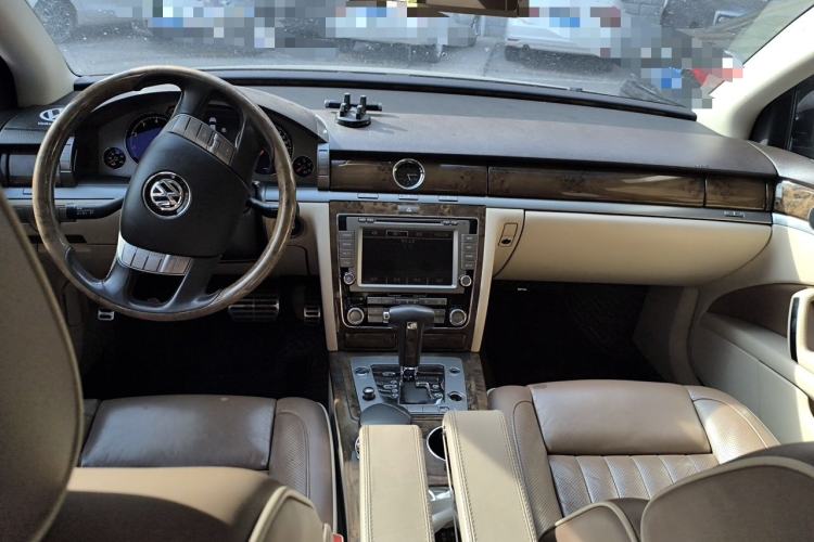 Used Volkswagen Phaeton 2011 3.6L V6 4-Seater Extended-Length Individual Edition Center Console