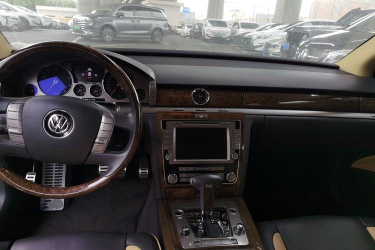 Used Volkswagen Phaeton 2011 3.6L V6 4-Seater Extended-Length Individual Edition Center Console