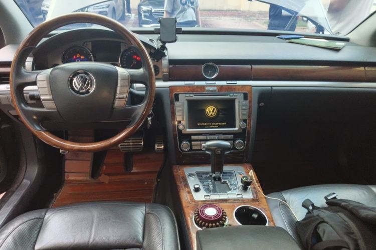 Used Volkswagen Phaeton 2011 3.6L V6 5-Seater Extended Comfort Version Center Console