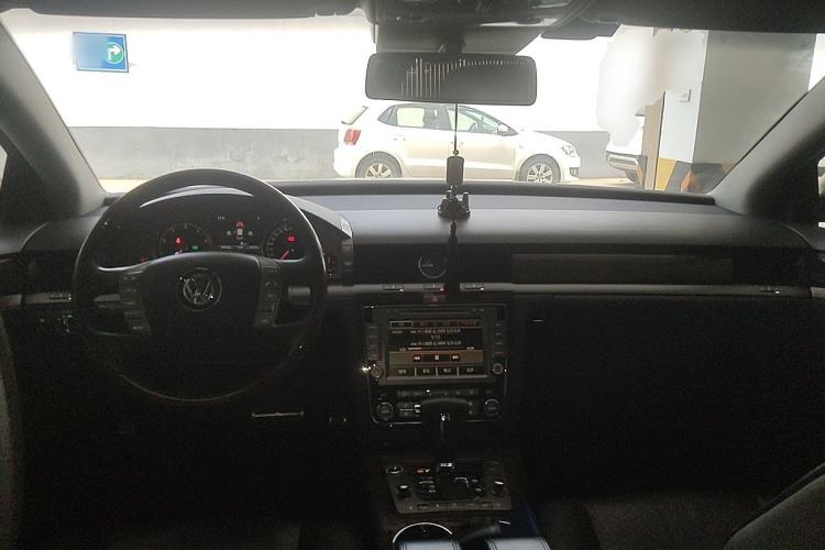 Used Volkswagen Phaeton 2011 3.6L V6 4-Seater Extended-Length Individual Edition Center Console