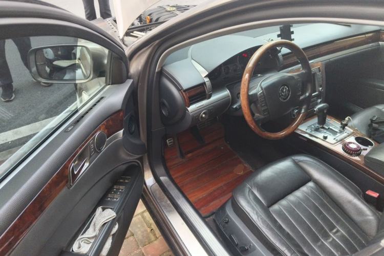 Used Volkswagen Phaeton 2011 3.6L V6 5-Seater Extended Comfort Version Driver Seat