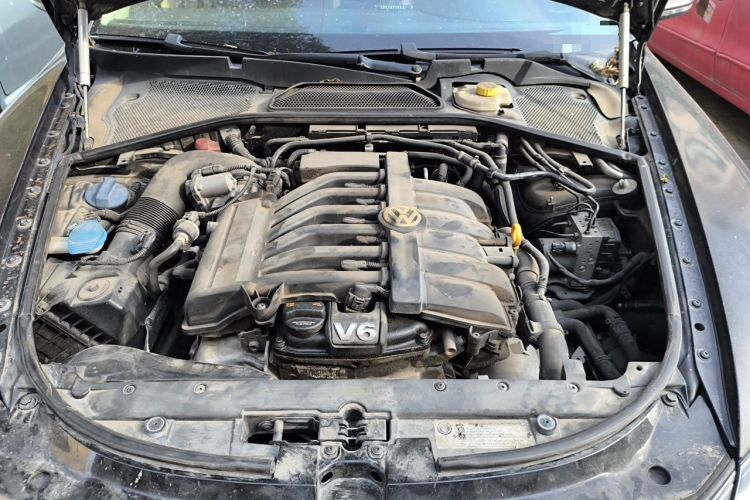 Used Volkswagen Phaeton 2011 3.6L V6 4-Seater Extended-Length Individual Edition Engine Bay