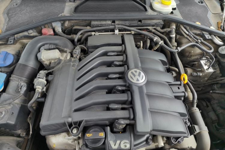 Used Volkswagen Phaeton 2011 3.6L V6 4-Seater Extended-Length Individual Edition Engine Bay