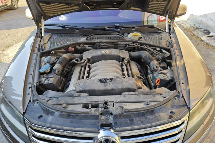 Used Volkswagen Phaeton 2011 4.2L V8 4-seat Extended-Range Individual Edition Engine Bay