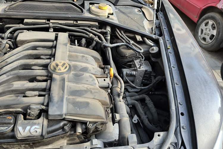 Used Volkswagen Phaeton 2011 3.6L V6 4-Seater Extended-Length Individual Edition Engine Bay Left
