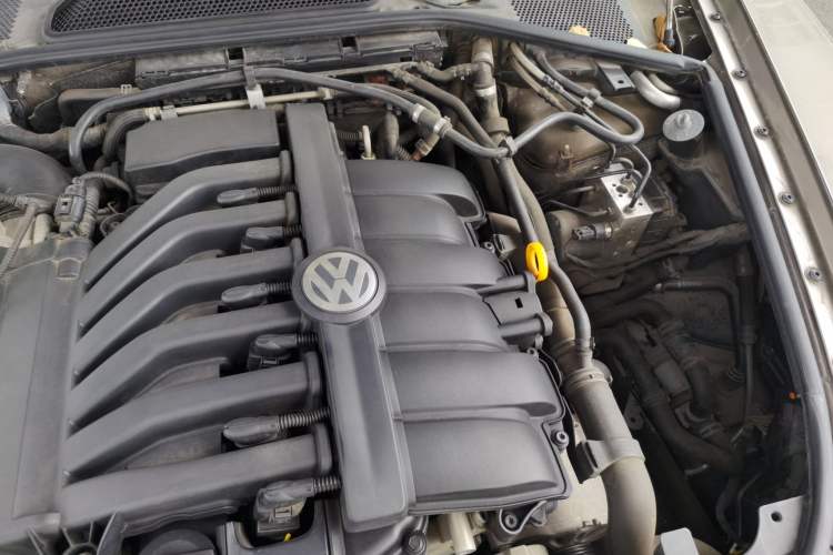 Used Volkswagen Phaeton 2011 3.6L V6 4-Seater Extended-Length Individual Edition Engine Bay Left