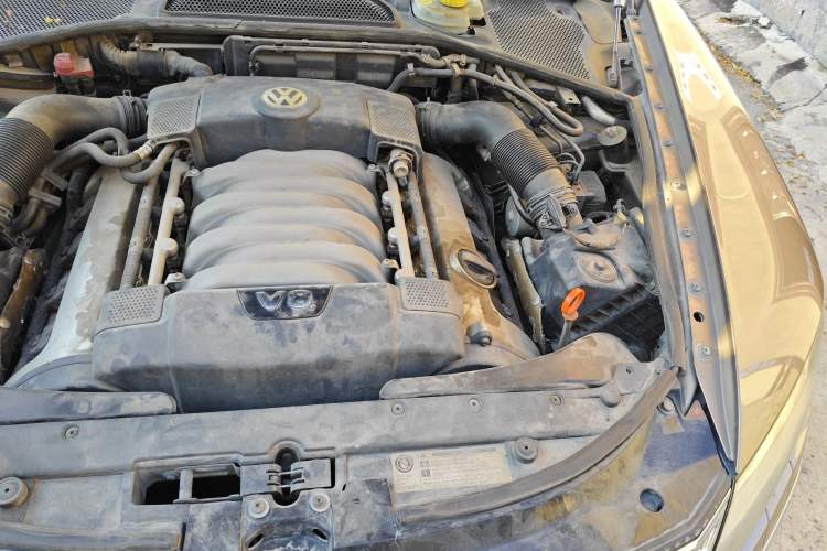 Used Volkswagen Phaeton 2011 4.2L V8 4-seat Extended-Range Individual Edition Engine Bay Left