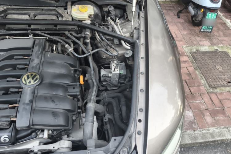 Used Volkswagen Phaeton 2011 3.6L V6 5-Seater Extended Comfort Version Engine Bay Left