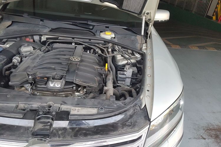 Used Volkswagen Phaeton 2011 3.6L V6 4-Seater Extended-Length Individual Edition Engine Bay Left