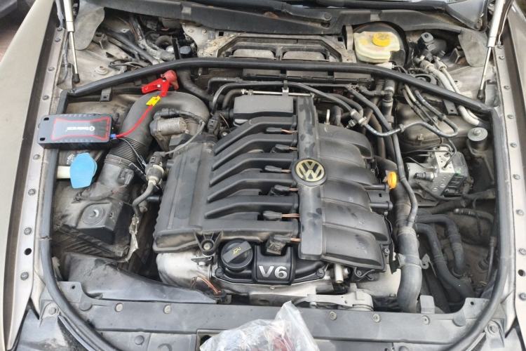 Used Volkswagen Phaeton 2011 3.6L V6 5-Seater Extended Comfort Version Engine Bay