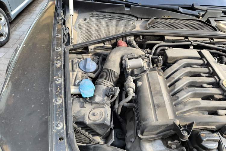 Used Volkswagen Phaeton 2011 3.6L V6 4-Seater Extended-Length Individual Edition Engine Bay Right