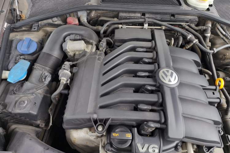 Used Volkswagen Phaeton 2011 3.6L V6 4-Seater Extended-Length Individual Edition Engine Bay Right