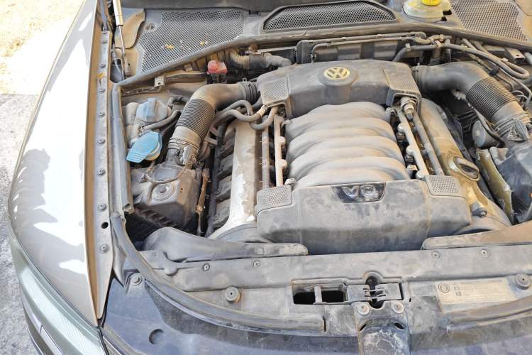 Used Volkswagen Phaeton 2011 4.2L V8 4-seat Extended-Range Individual Edition Engine Bay Right