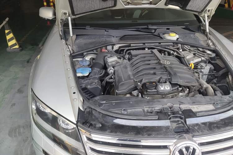 Used Volkswagen Phaeton 2011 3.6L V6 4-Seater Extended-Length Individual Edition Engine Bay Right