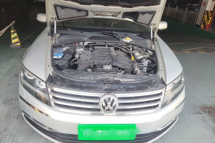 Used Volkswagen Phaeton 2011 3.6L V6 4-Seater Extended-Length Individual Edition Engine Bay