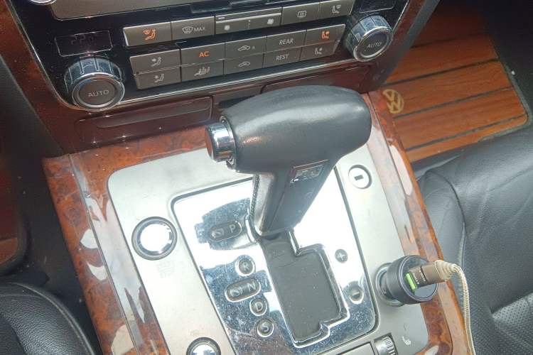 Used Volkswagen Phaeton 2011 3.6L V6 5-Seater Extended Comfort Version Gear Lever