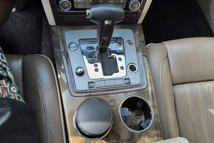 Used Volkswagen Phaeton 2011 3.6L V6 4-Seater Extended-Length Individual Edition Gear Lever