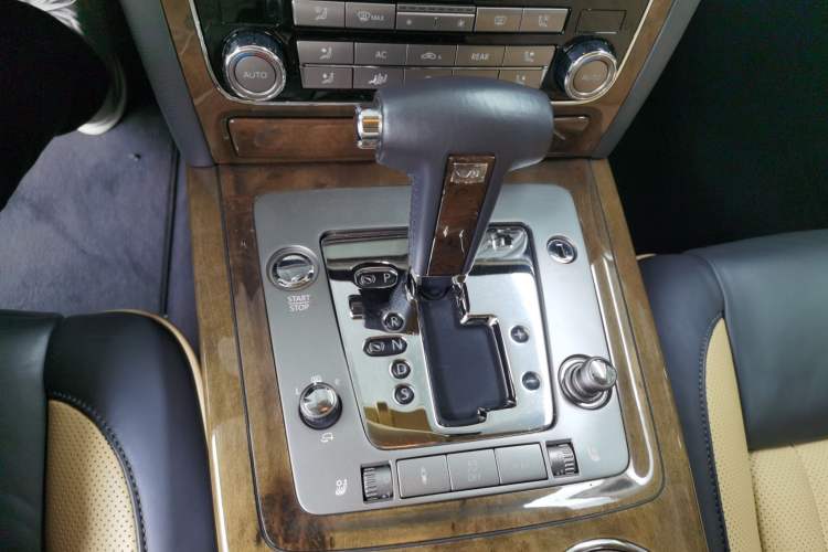 Used Volkswagen Phaeton 2011 3.6L V6 4-Seater Extended-Length Individual Edition Gear Lever