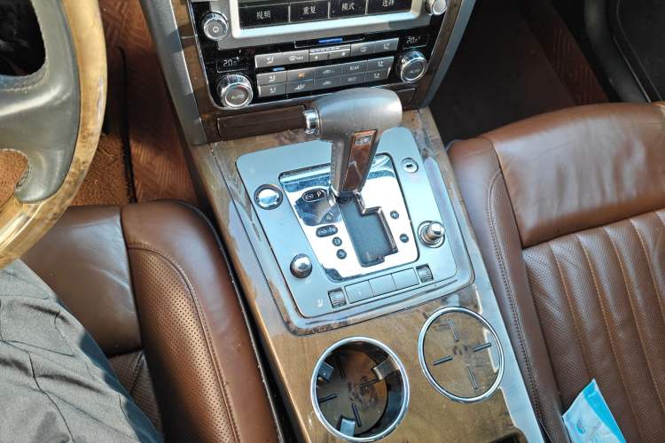 Used Volkswagen Phaeton 2011 4.2L V8 4-seat Extended-Range Individual Edition Gear Lever