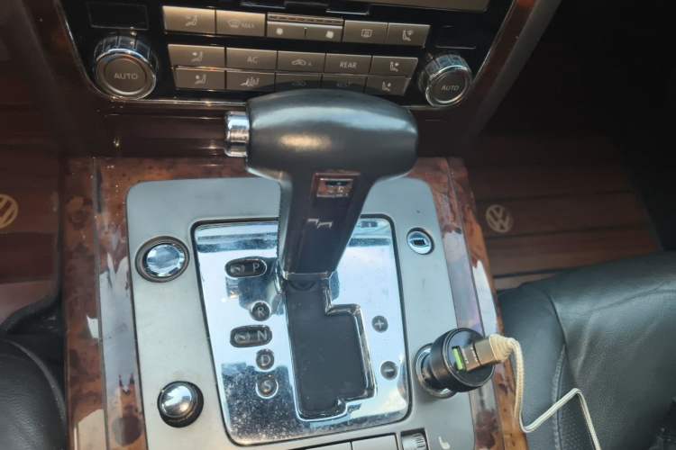 Used Volkswagen Phaeton 2011 3.6L V6 5-Seater Extended Comfort Version Gear Lever