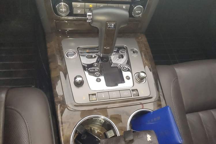 Used Volkswagen Phaeton 2011 3.6L V6 4-Seater Extended-Length Individual Edition Gear Lever
