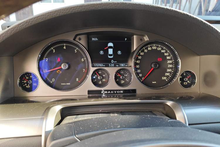 Used Volkswagen Phaeton 2011 4.2L V8 4-seat Extended-Range Individual Edition Instrument Cluster