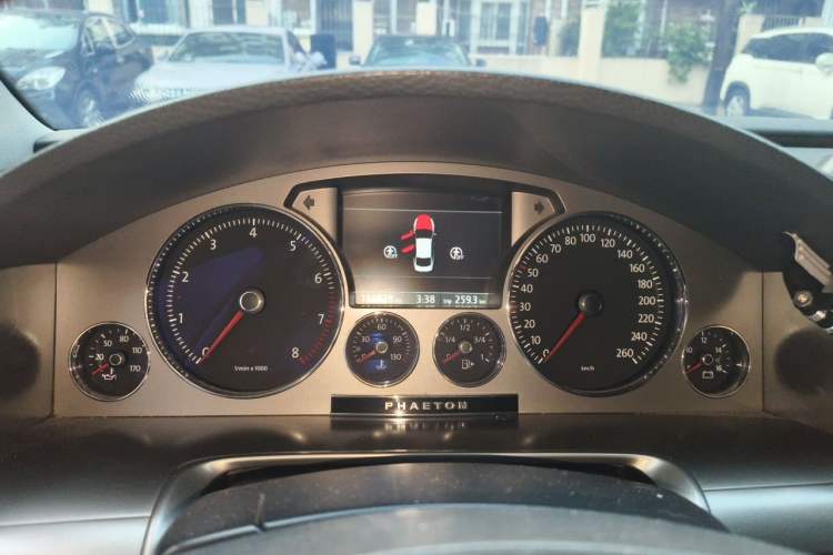 Used Volkswagen Phaeton 2011 3.6L V6 5-Seater Extended Comfort Version Instrument Cluster