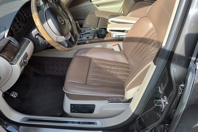 Used Volkswagen Phaeton 2011 3.6L V6 4-Seater Extended-Length Individual Edition Left Front Seat